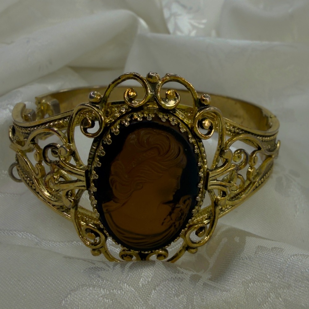 Vintage whiting and Davis Cameo Bracelet